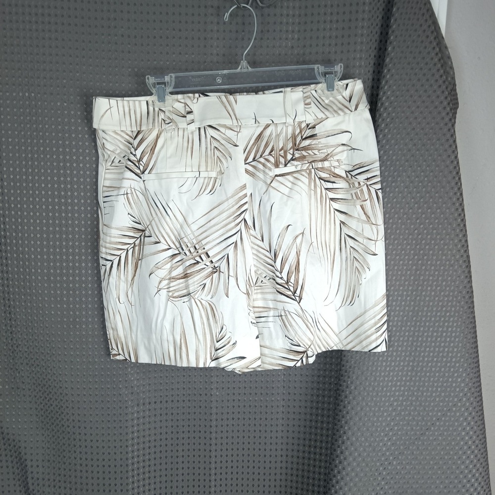White House Black Market The 5" Palm Leaf Print Belted Shorts Women's Size 10 - Picture 3 of 16